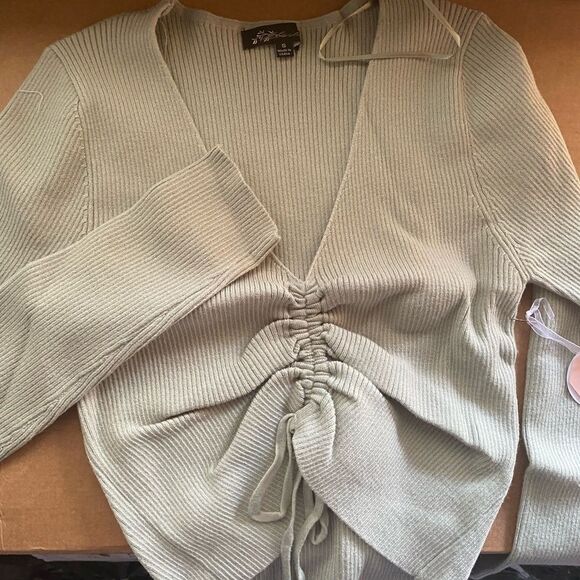 light green short sleeve top - Picture 3 of 4